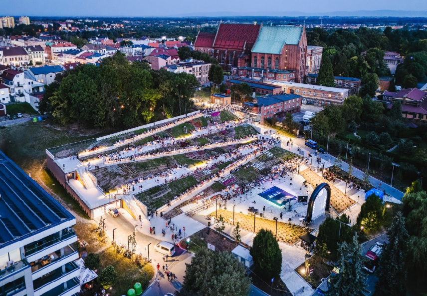 Nowoczesny park miejski w Oświęcimiu z lotu ptaka